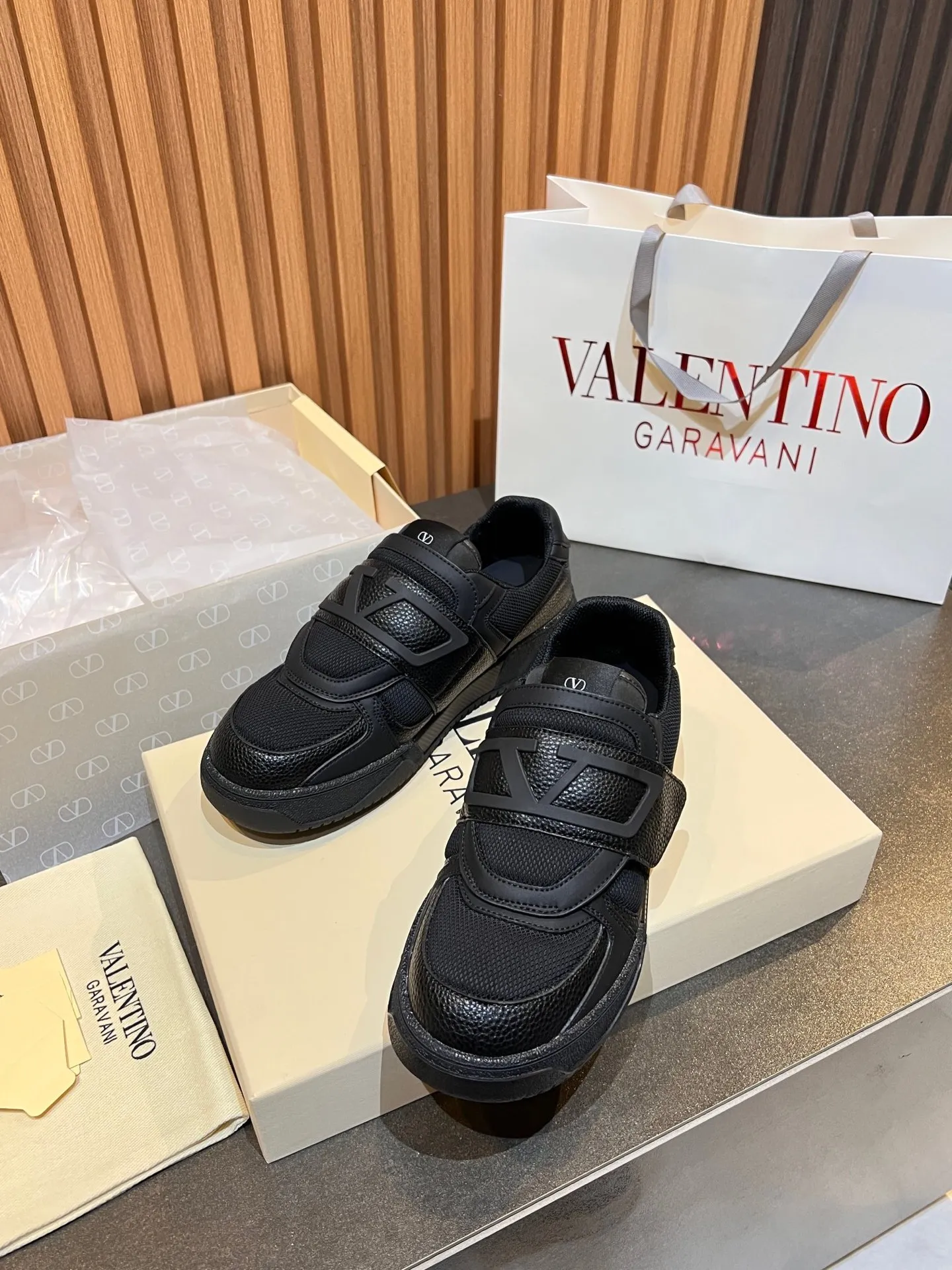 Men's men's shoes 💰760 VLTN Valentin 𝑶𝒏𝒆𝑺𝒕𝒖𝒅 Couple's sneaker series Valentino 2025 new couple's sneakers are on sale. The original ZP purchased and disassembled. Repeated pattern making and modification. The strength must be restored one to one! Top luxury masterpiece Velcro design Soft and comfortable imported calfskin 🧧brings excellent and elegant texture and excellent on-foot comfort Top purchasing version upper: imported calfskin surface/original oil edge craftsmanship Inner: water-dyed cowhide lining Outsole: original development 𝐓𝐏𝐔 two-color combination outsole Packaging: original configuration complete package Code number: 35-46 (45 46 customized)
